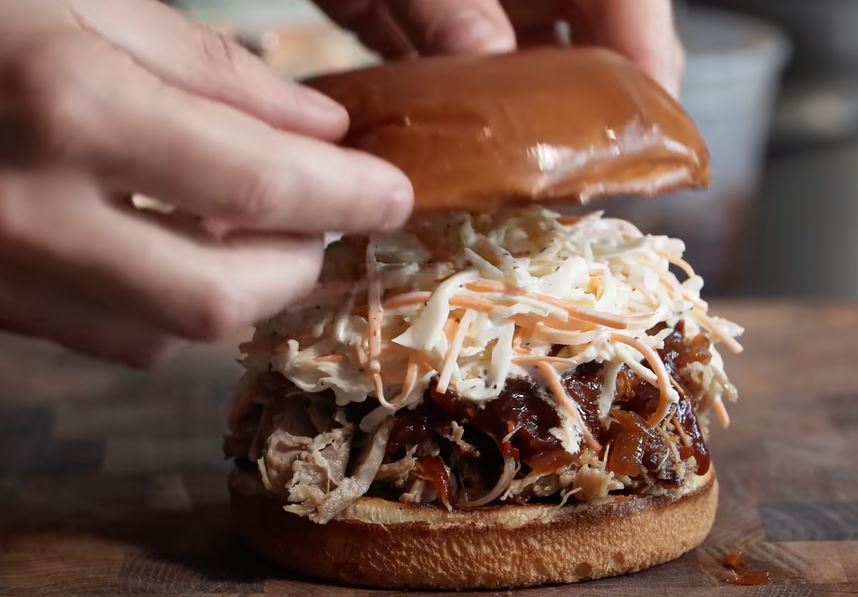 pulled pork assembling process